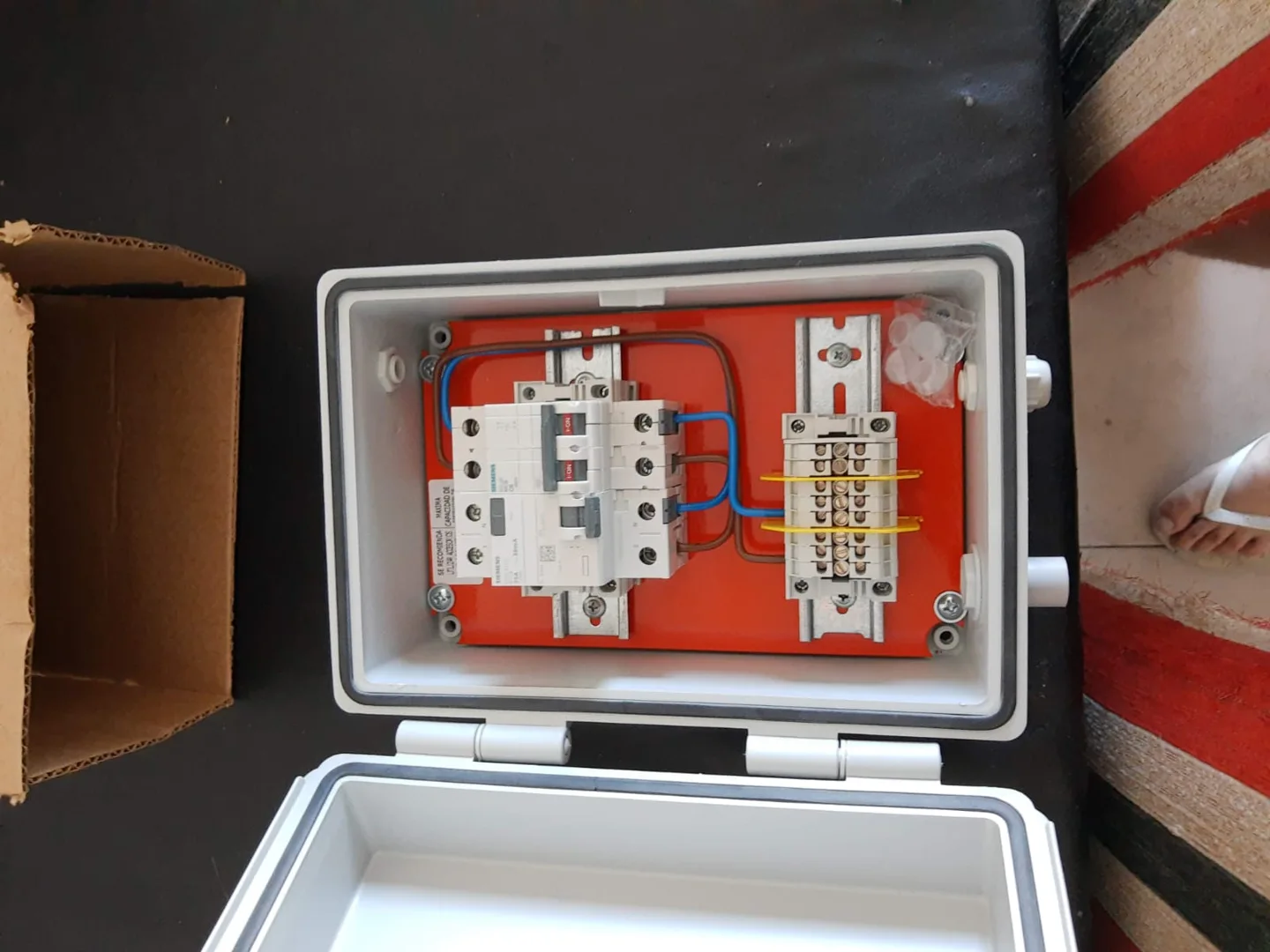 Montaje de protecciones en gabinete eléctrico