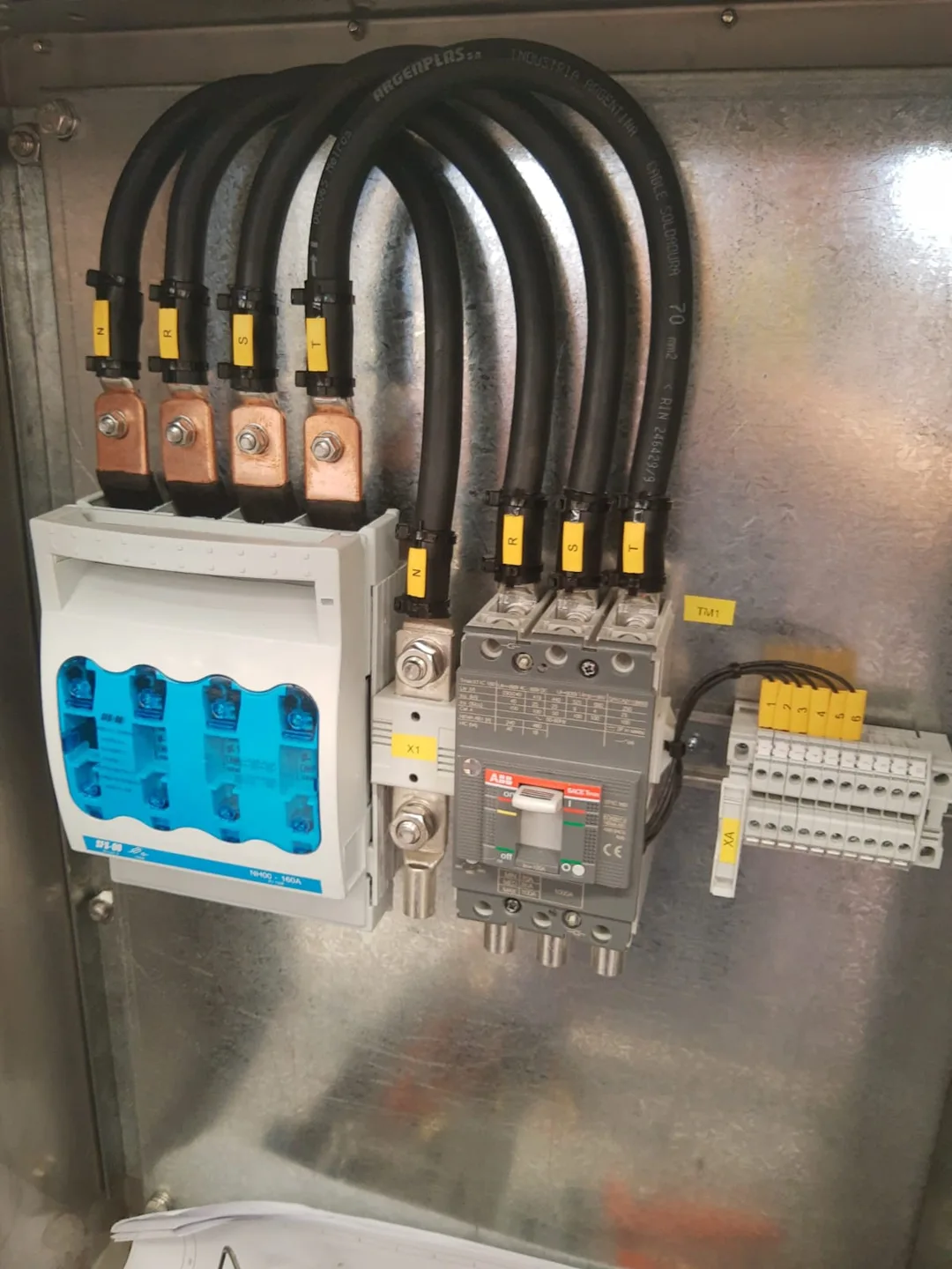 Detalle de un tablero eléctrico trabajado por Waisan